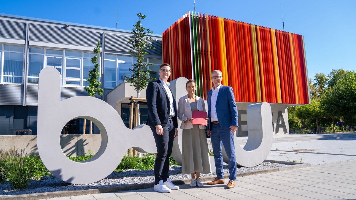 Vertreter der Sparkasse mit der BTU-Präsidentin, Foto Isabelle Grätz