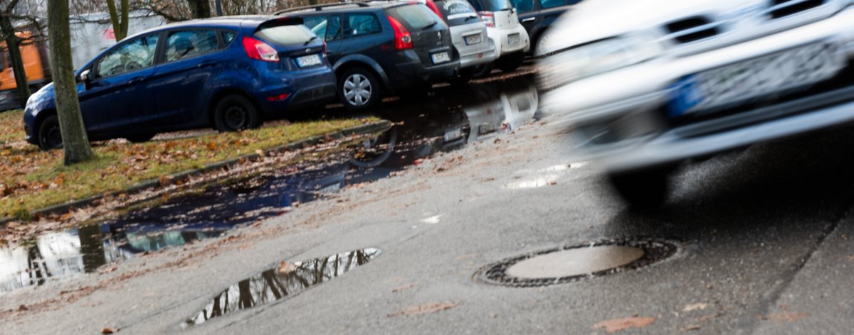 Concrete pump shafts are located below the rainwater inlets in road construction, the gullies. The vehicles driving across them every day create a mechanical pressure that leads to cracks, leaky shaft joints and corrosion over time.