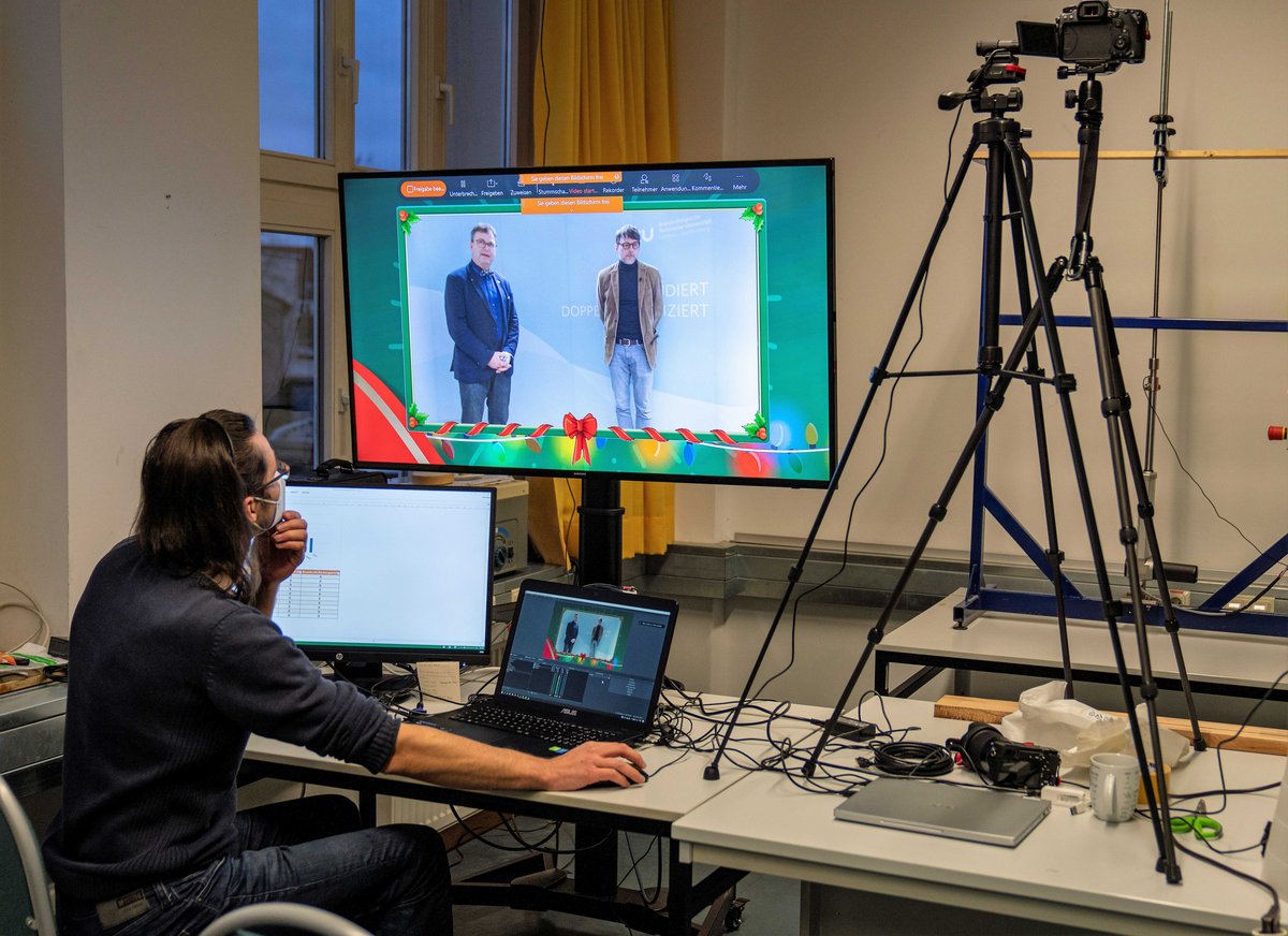 Ein Student betreut, vor mehrerern Bildschirmen sitzend, die Online-Übertragung des Brückenbauwettbewerbs. Foto: BTU, Spencer Vane