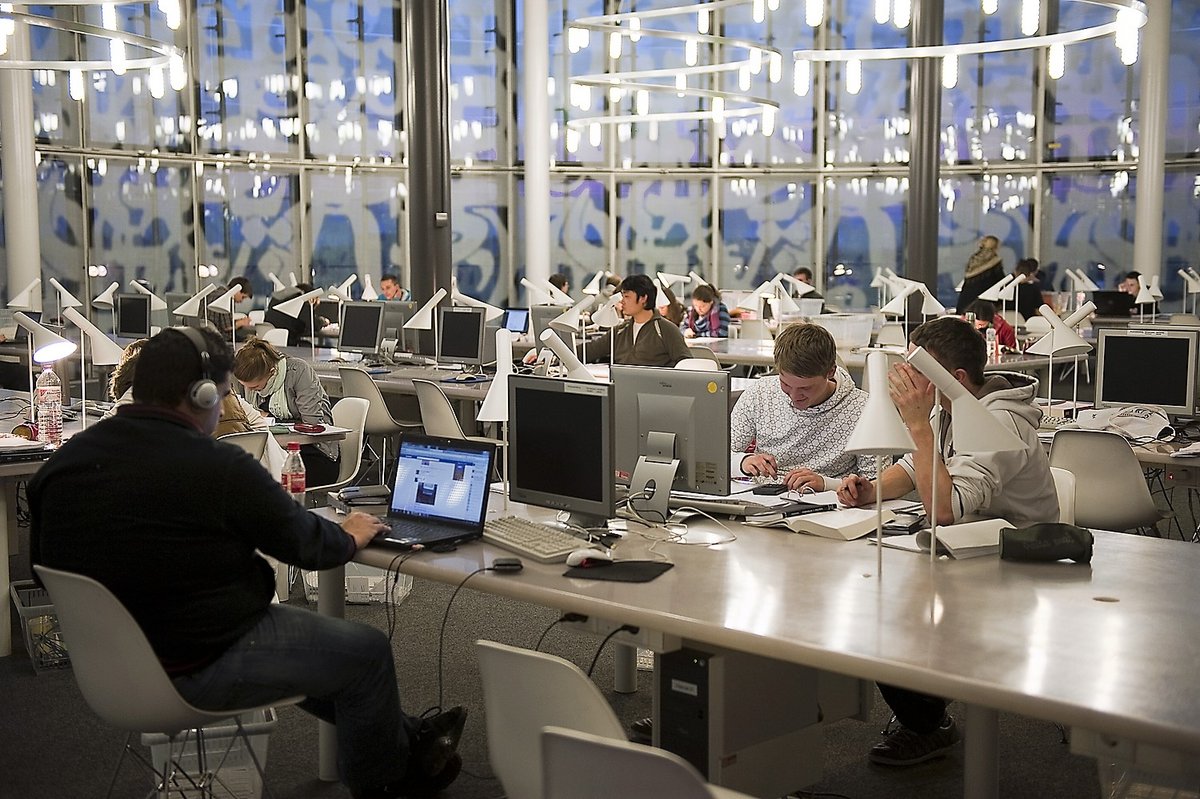 Studierende arbeiten an Computern. Foto: BTU, Ralf-Schuster