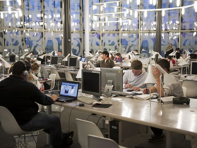 Studierende arbeiten an Computern. Foto: BTU, Ralf-Schuster