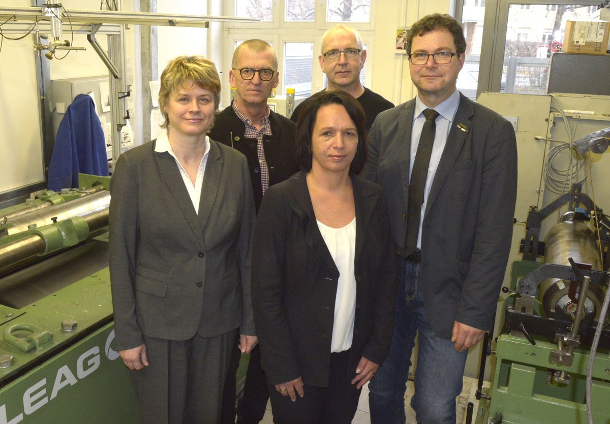 Mitglieder des neuen und des bisherigen Vorstandes des IURS e.V stehen am Tragrollenprüfstand an der BTU in Senftenberg ((v. re.): Prof. Dr. Sylvio Simon, Andreas Bürger, Prof. Dr. Peggy Näser, Prof. Dr. Ingolf Petrick, Dr. Andrea Straub)..