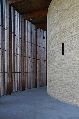 Blick Innenraum einer Kapelle, linke Seite Holz, Rechte Seite Stein