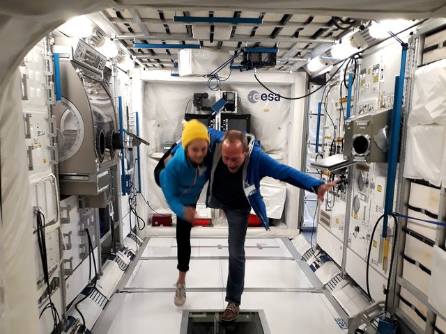 Prof. Dr Christoph Egbers mit seiner Tochter im Bodenmodell des europäischen COLUMBUS Moduls in Köln. 