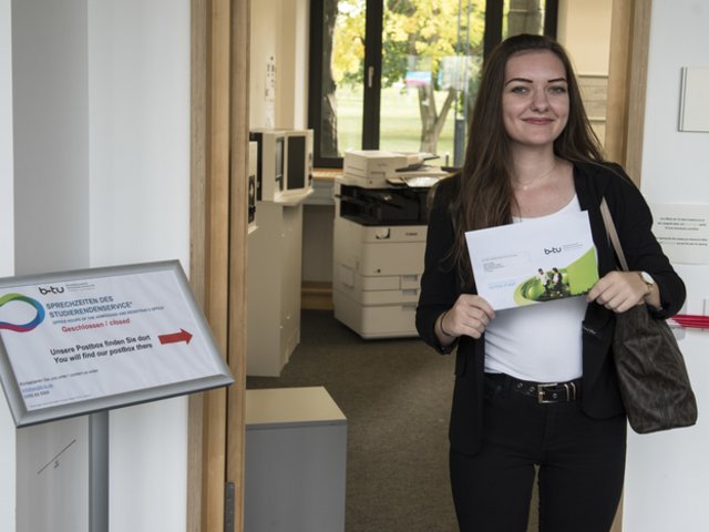 Studentin vor dem Studierendenservicecenter