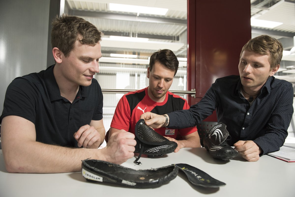 Niklas Vogt, Radsportprofi Eric Engler und Jonas Krenz im Gespräch über die CFK-Schuheinlage