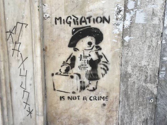 Graffiti mit der Aufschrift "MIGRATION IS NOT A CRIME", gesehen in Athen 2017 (Foto: Birgit Behrensen)