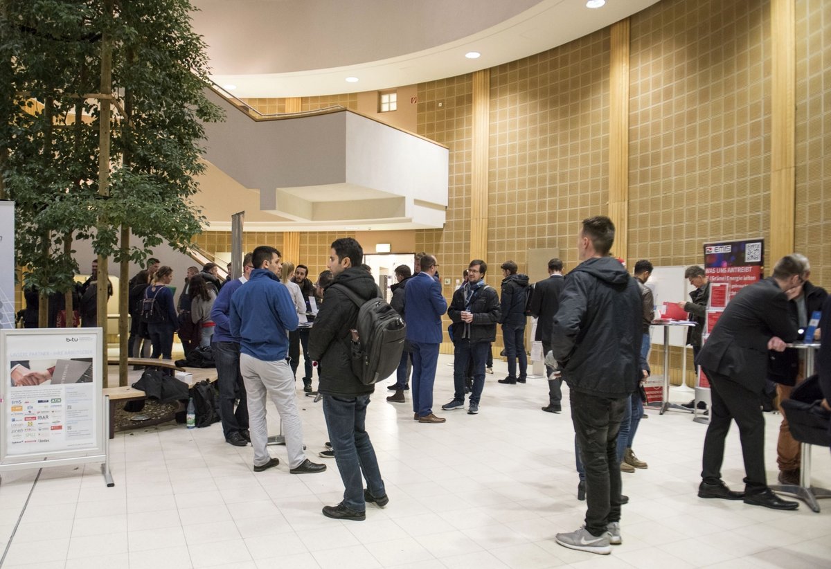 Individuelle Gespräche zwischen Unternehmensvetretern und Studierenden im Foyer des Konrad-Zuse-Medienzentrums.
