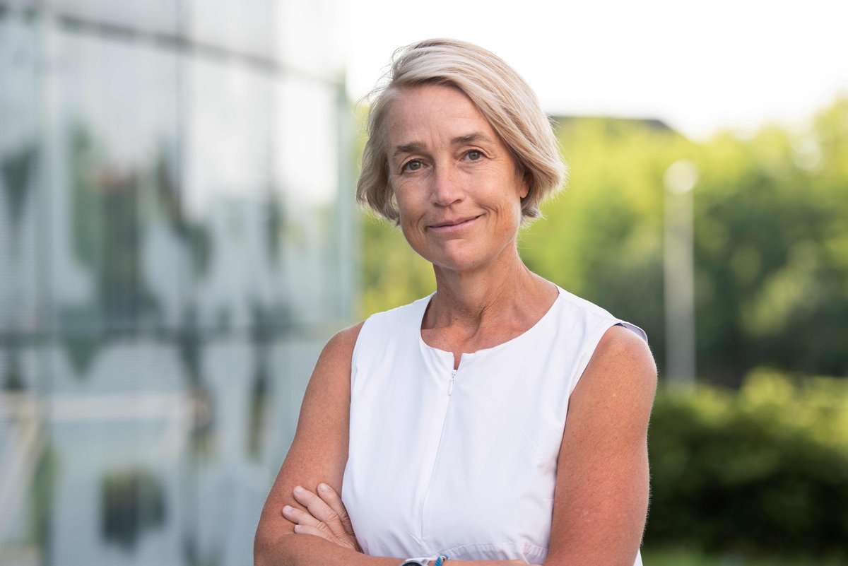 Portraitfoto: Prof. Christiane Hipp vor dem IKMZ