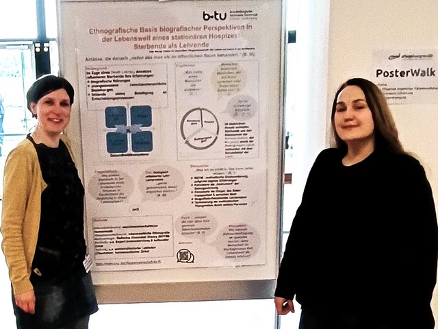 Anja Herzog (li.) und Katharina Loehr aus dem Institut für Gesundheit der BTU auf dem Wiener Pflegekongress bei einer Posterpräsentation.