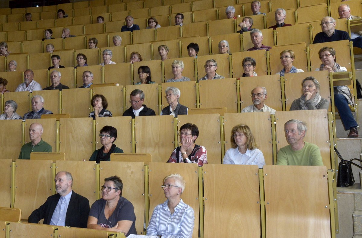 Teilnehmende der Seniorenakademie im Hörsaal.