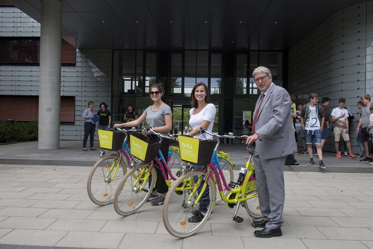 BTU-Präsident Steinbach und zwei Schülerinnen des Da Vinci-Campus Nauen mit den neuen Fahrrädern