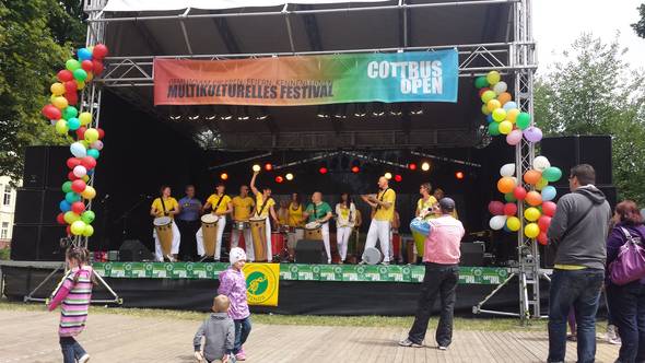 Auf dem Bild stehen Studierende bei dem Cottbus OPEN Festival
