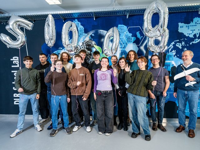 Schüler*innen des Cottbuser Max-Steenbeck-Gymnasiums und ihr Physiklehrer Martin Wähner (re. ) im DLR_School_Lab BTU Cottbus-Senftenberg.