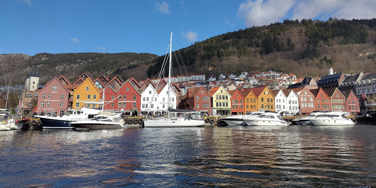 Kleinstadt hinter Meer