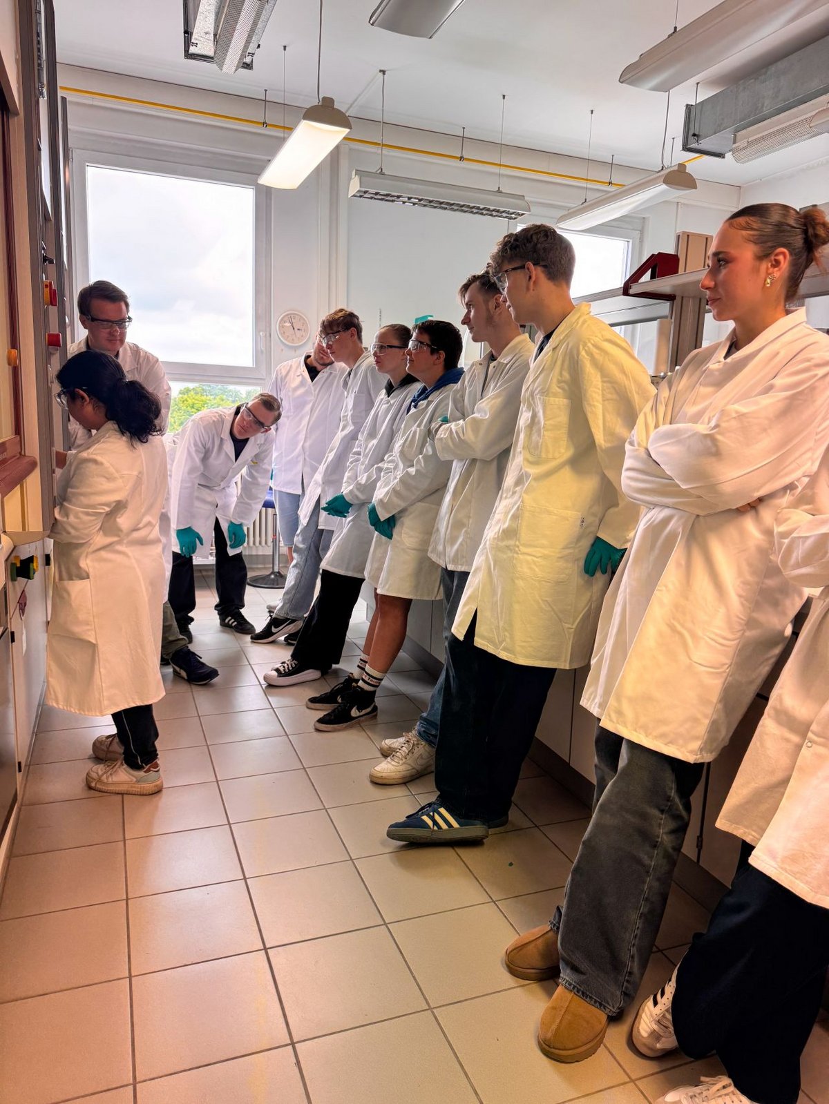 Schülergruppe im Labor des Fachgebiets Polymerbasierter Leichtbau im Rahmen des CLFL Schülerlabors "Kunststoffe erleben"