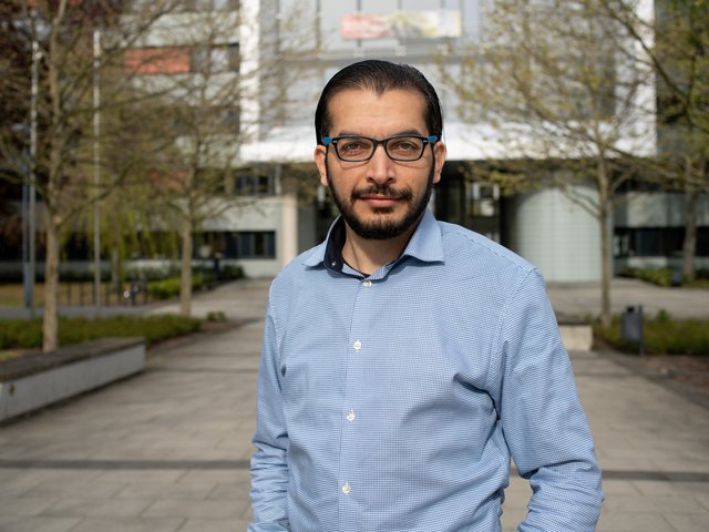 Porträtfoto des DAAD-Preisträgers 2020 Nabil Abo Nasser - vor dem Hauptgebäude der BTU stehend.