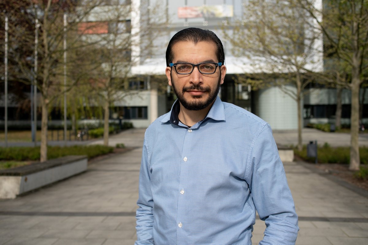 Porträtfoto des DAAD-Preisträgers 2020 Nabil Abo Nasser - vor dem Hauptgebäude der BTU stehend.