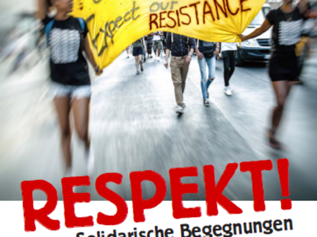 Frauen halten bei Demo auf der Straße halten Banner in die Luft