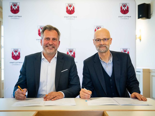 Der Oberbürgermeister der Stadt Cottbus Tobias Schick (links) und der Vizepräsident für Studium und Lehre der BTU Prof. Dr. Peer Schmidt bei der Unterzeichnung des Kooperationsvertrages.