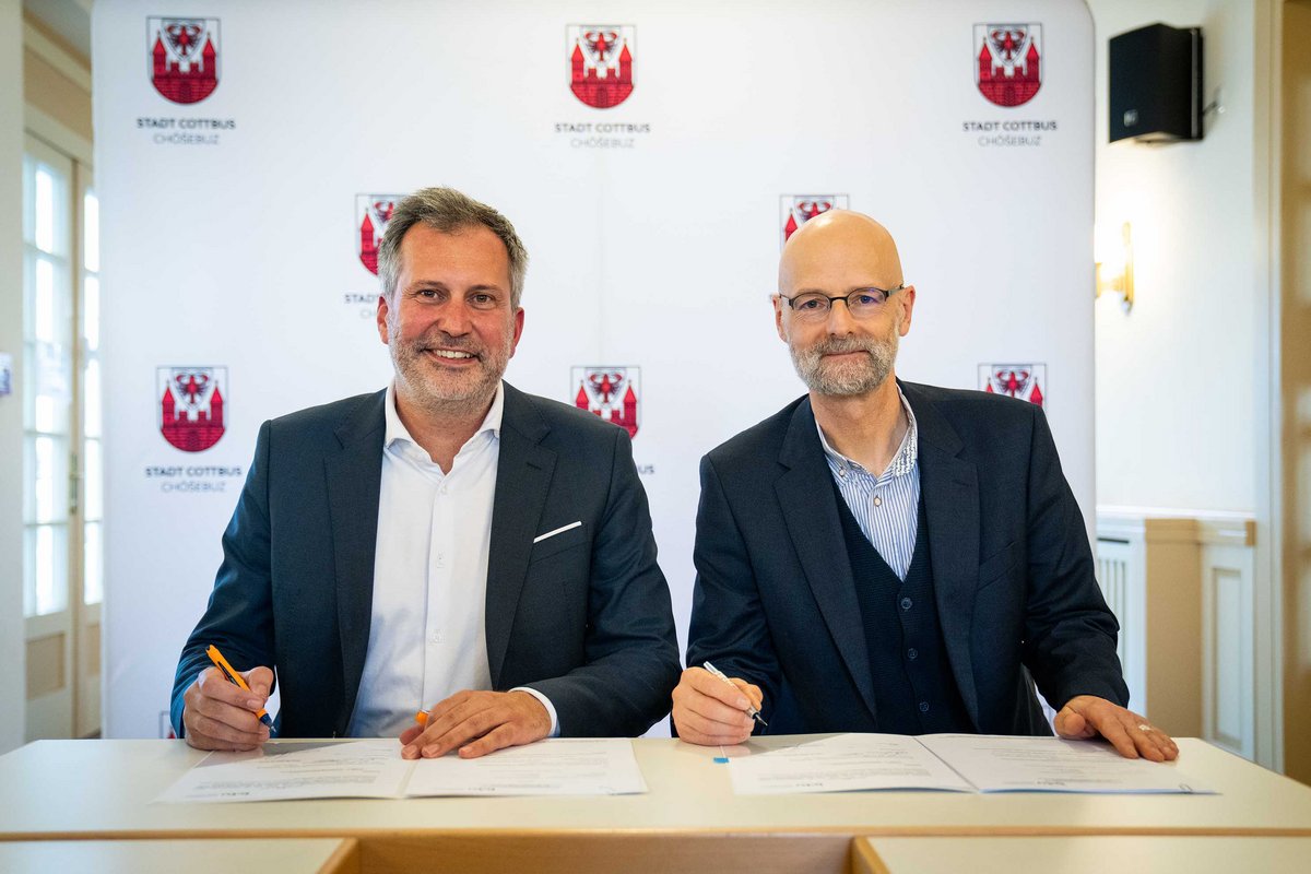 Der Oberbürgermeister der Stadt Cottbus Tobias Schick (links) und der Vizepräsident für Studium und Lehre der BTU Prof. Dr. Peer Schmidt bei der Unterzeichnung des Kooperationsvertrages.