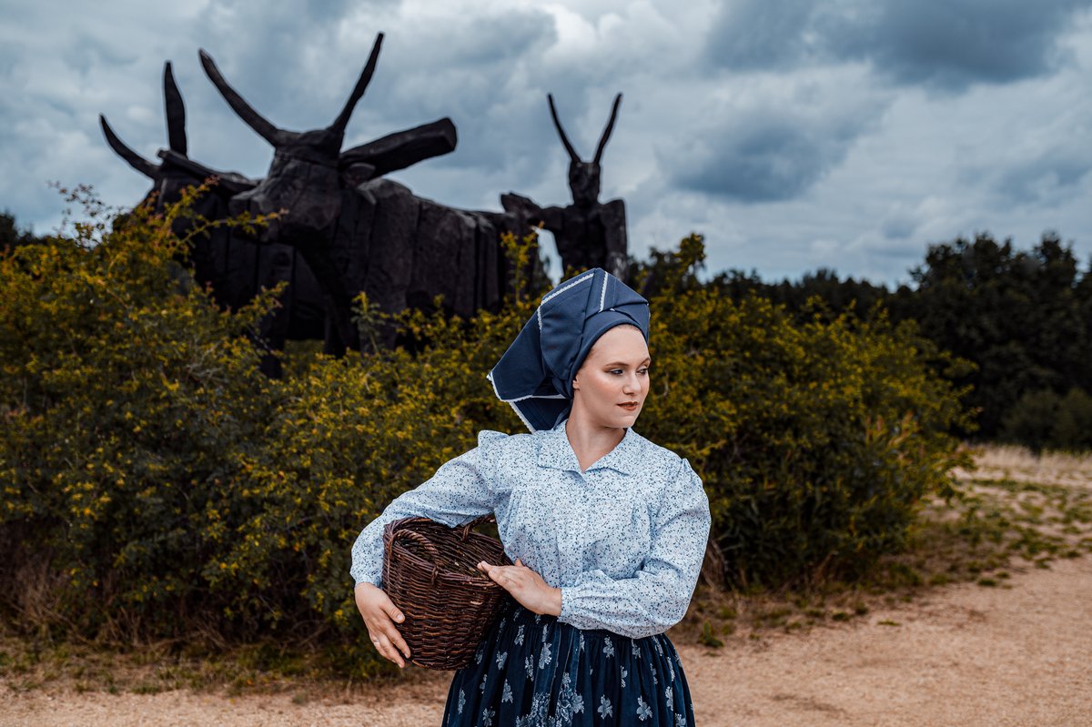 Eine Frau in Tracht.