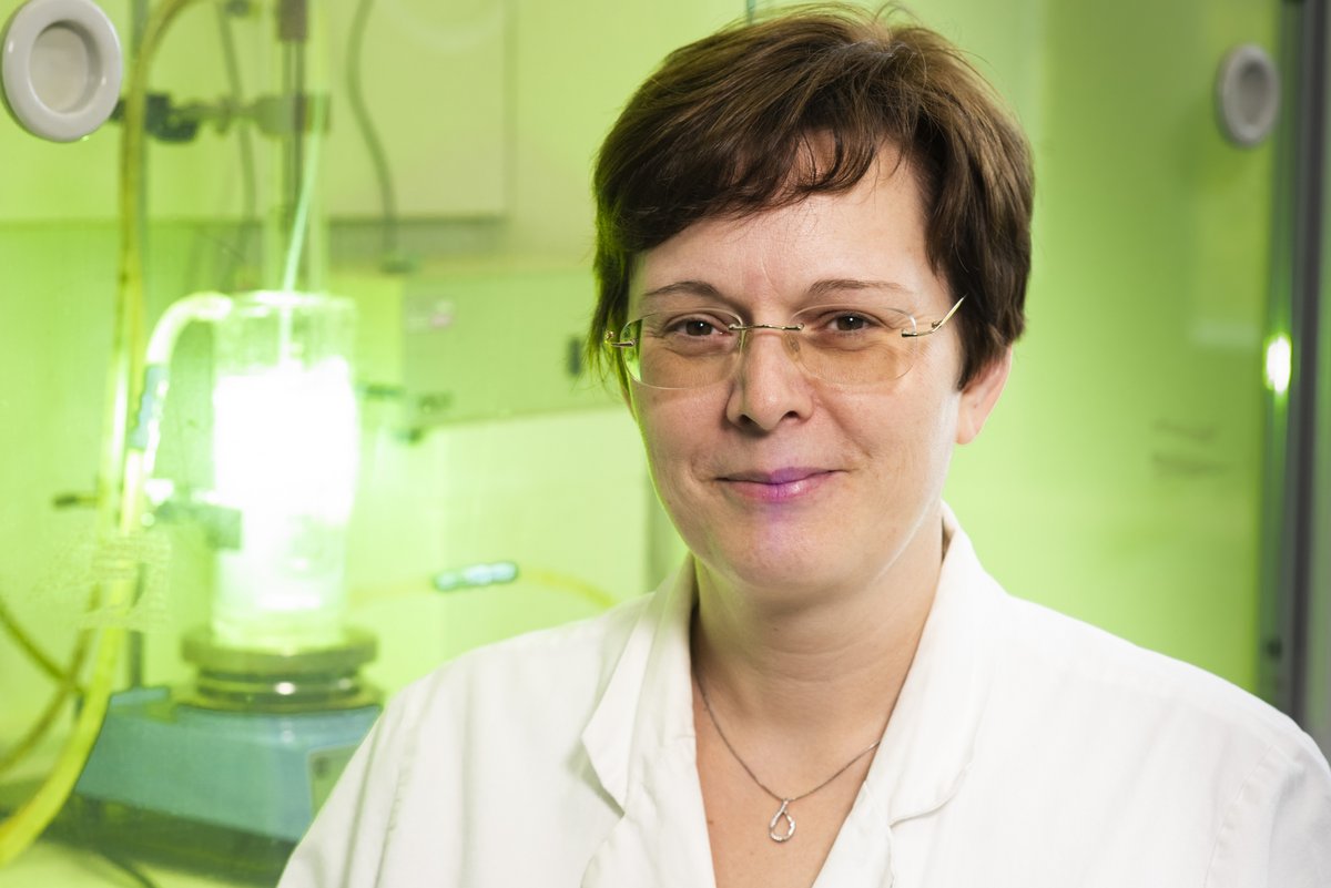 MINT-Botschafter Dr. Ramona Riedel im Portät vor UV-Strahler im Labor