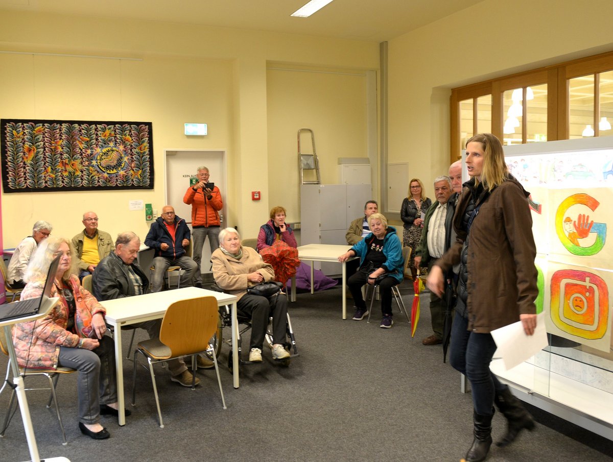Dr. Anne Lutter informiert in der Hochschulbibliothek über die BTU