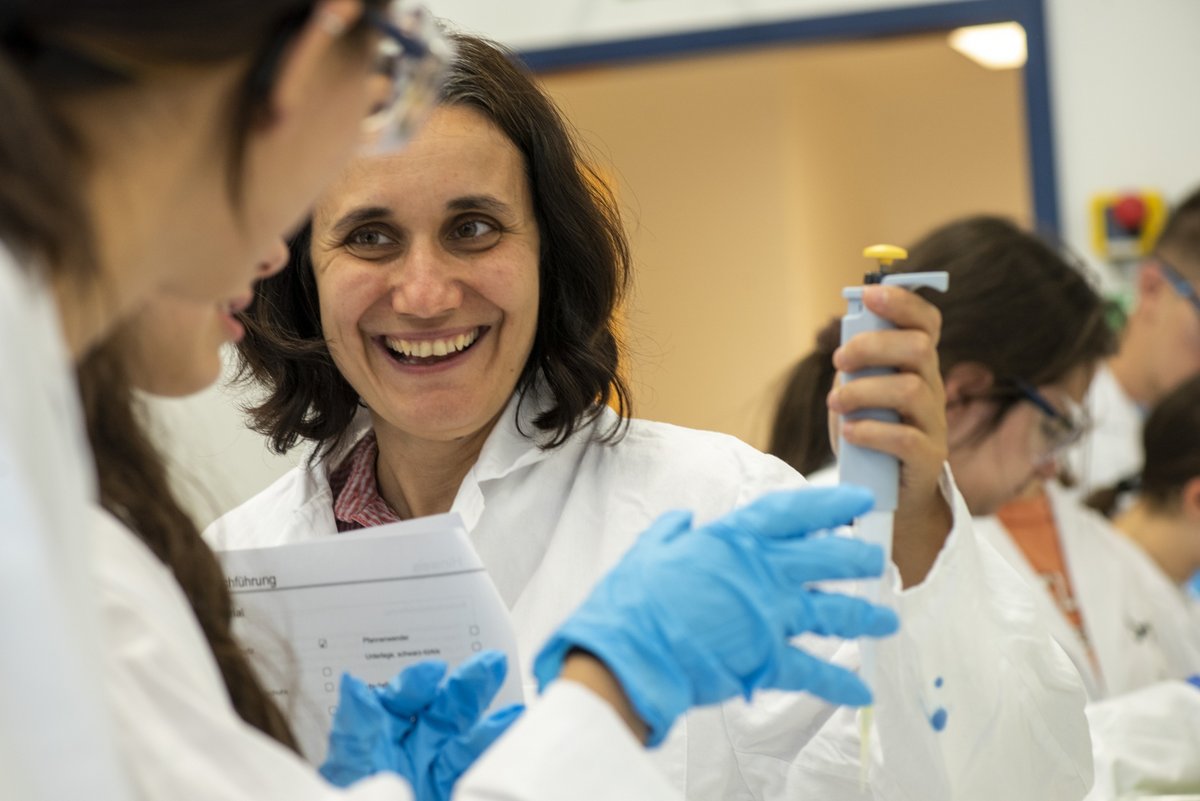 Milena Gramov vom College im Gespräch mit Schülerinnen.t mit Camp-Teilnehemnden. 