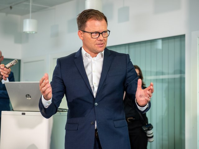 Ostbeauftragter Carsten Schneider am PodiumP
