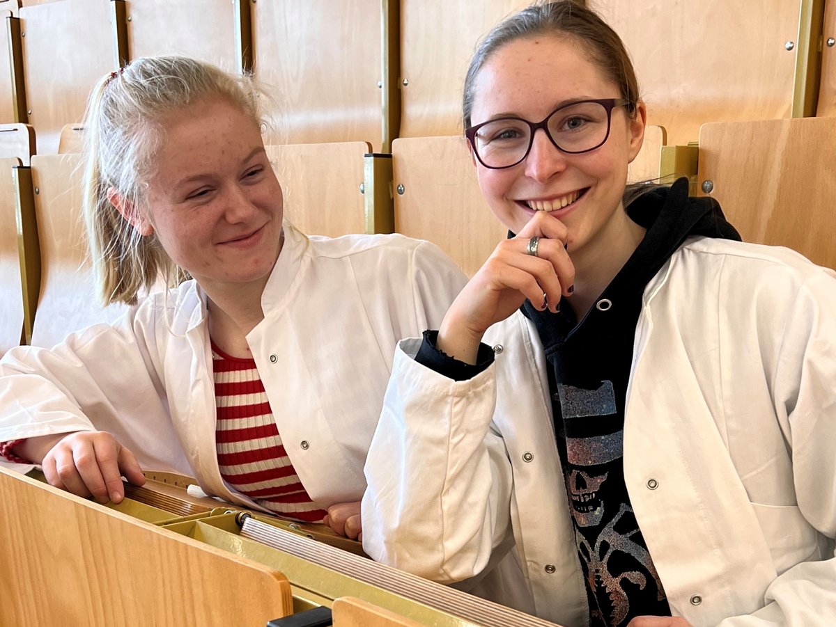 Die Stipendiatinnen Ronja Tittel (rechts) und Nele Hoffmann sitzen im Hörsaal.