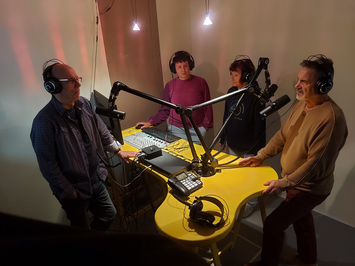 vier Bürger*innen nehmen im Studio eine Sendung auf