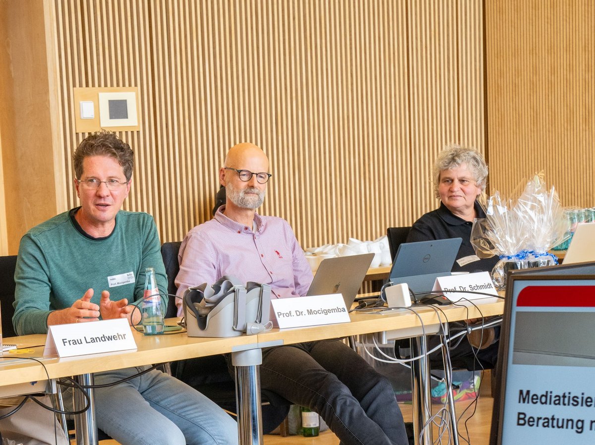 auf dem Foto (von links): Prof. Dr. Dennis Mocigemba, Prof. Dr. Peer Schmidt, Kathrin Edmann