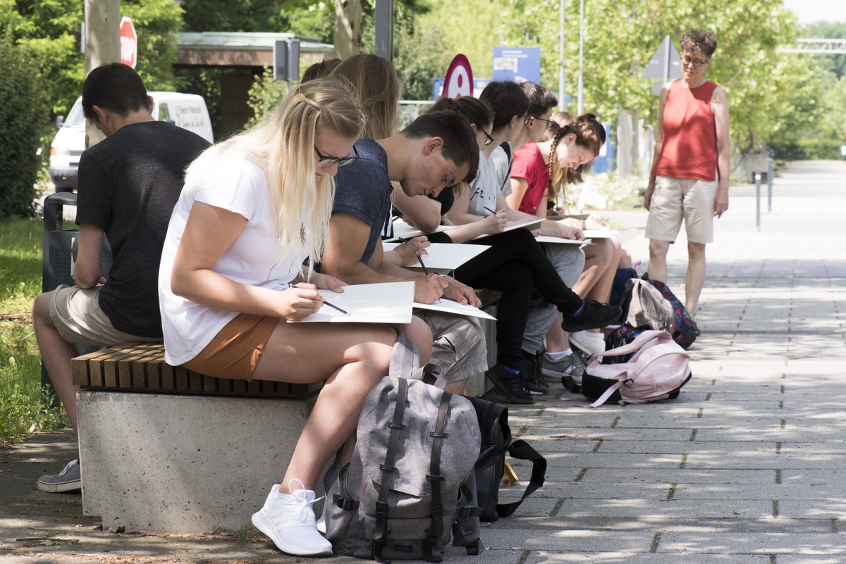 Studierende der Architektur skizzieren ihre Eindrücke während einer Campusrallye