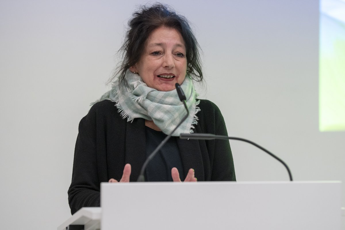 Bild der Direktorin des Kunstmuseums in Cottbus