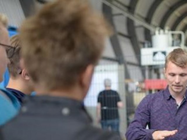 Ein Wissenschaftler erläutert Schülern seine Entwicklung