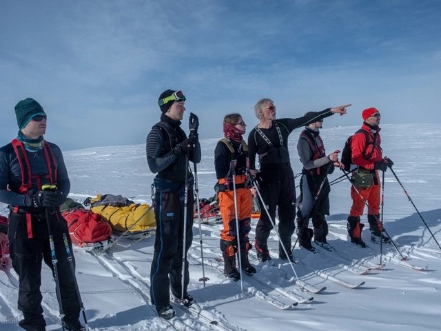 Expedition im Eis | Personen mit Skiern im Schnee