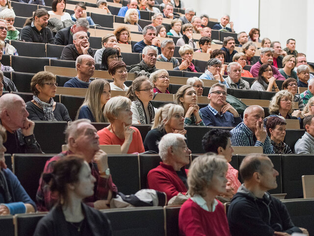 viele Menschen im Hörsaal
