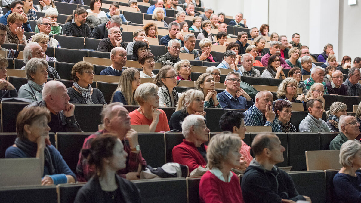 viele Menschen im Hörsaal