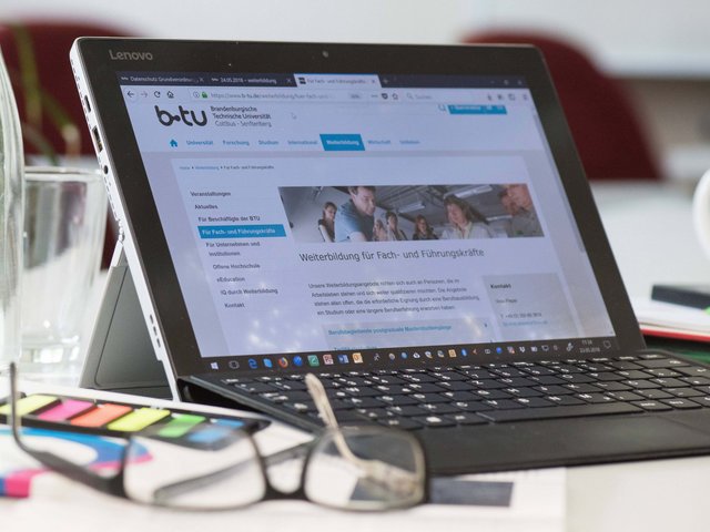 Ein Laptop zeigt die Internetseite des Zentrums für wissenschaftliche Weiterbildung der BTU Cottbus-Senftenberg zur Weiterbildung für Fach- und Führungskräfte.