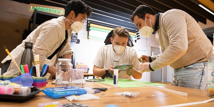 Cover image for (e)Methoden_Aktivieren: Students at a workshop in a group work