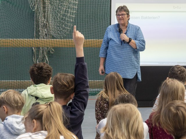 Dr. Barbara Hansen spricht zu Kindern.