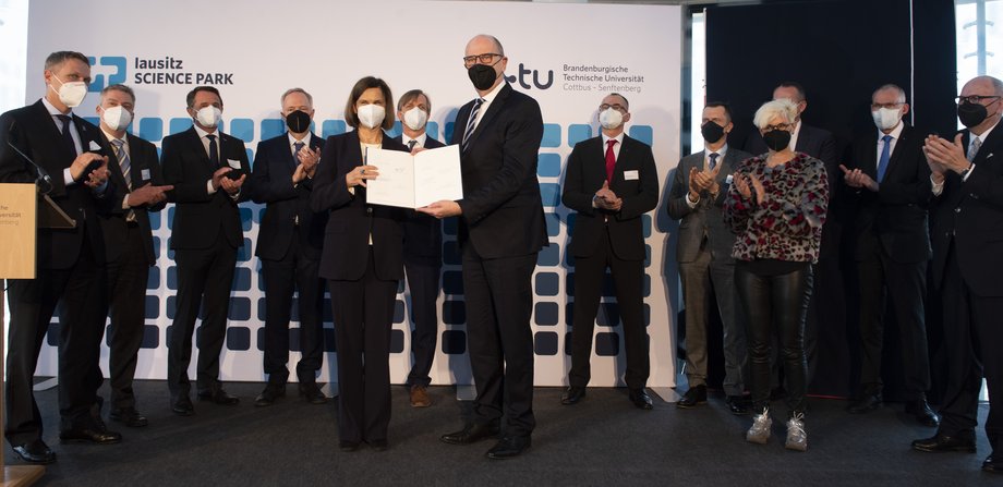 BTU-Präsidentin Prof. Gesine Grande übergibt stellvertretend für alle Unterzeichner*innen das Memorandum of Understanding an den Ministerpräsidenten Dr. Dietmar Woidke.