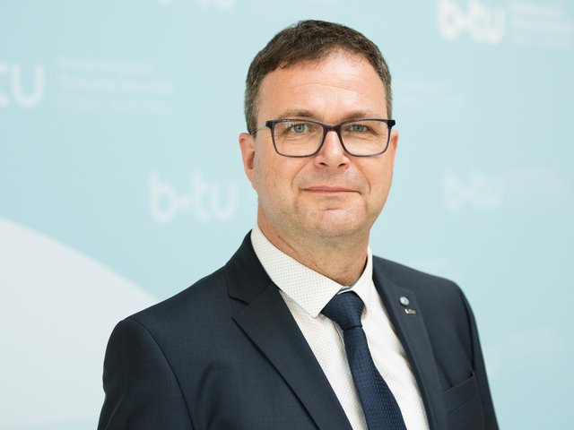 Porträtfoto von Prof. Dr. Sylvio Simon.