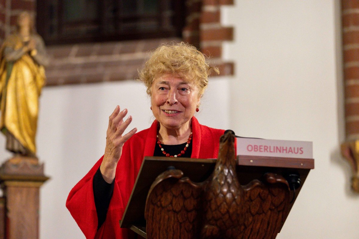 Prof. Dr. Gesine Schwan am Rednerpult.