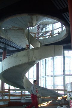 Die Spiraltreppe geht vom 1. Untergeschoss bis zum 6. Obergeschoss.