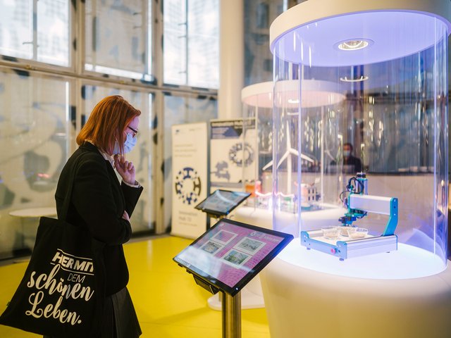 Besucherin der Science Gallery lies auf dem Display zum Exponat