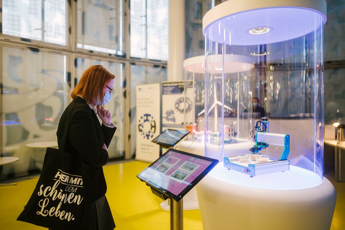 Besucherin der Science Gallery lies auf dem Display zum Exponat