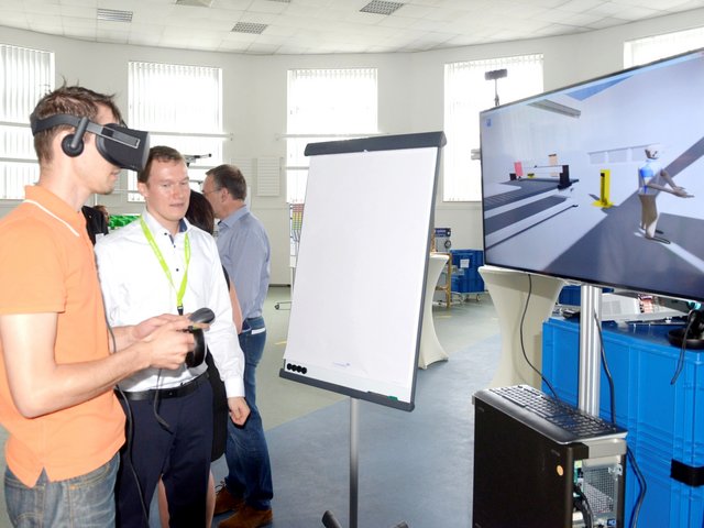 Eric Scholz (im Vordergrund. re., weißes Hemd) bei Erläuterungen zum Thema Virtual Reality.