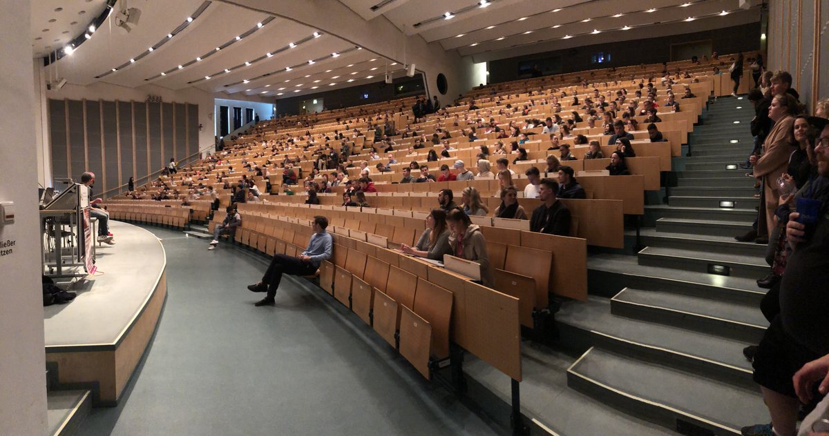 Voller Hörsaal bei der OTIWO Immatrikulation